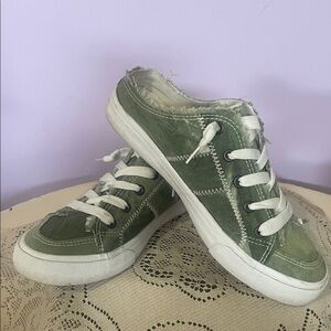 Casual Green Low-Top Sneakers skip on size 7